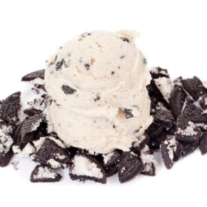 delicioso helado de Cookies and Cream con trozos de galletas de chocolate y una salsa de chocolate amargo