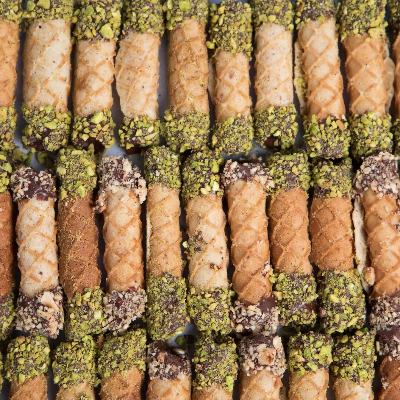 Barquillos con chocolate semiamargo, pistacho y almendras.