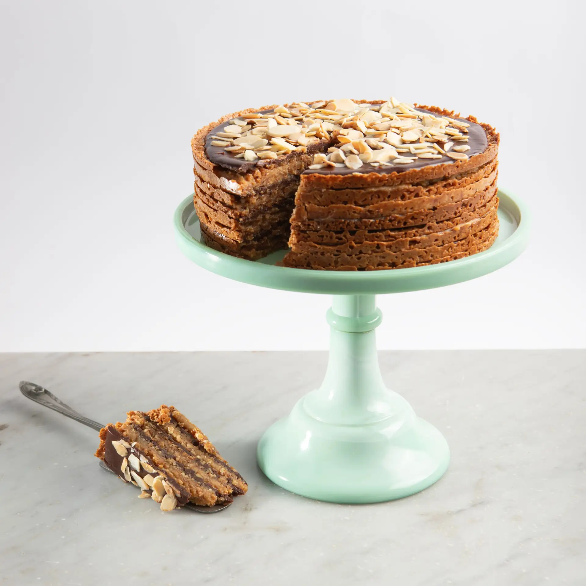 Torta Florentina sin gluten con capas de galletas de almendras y ganache de chocolate