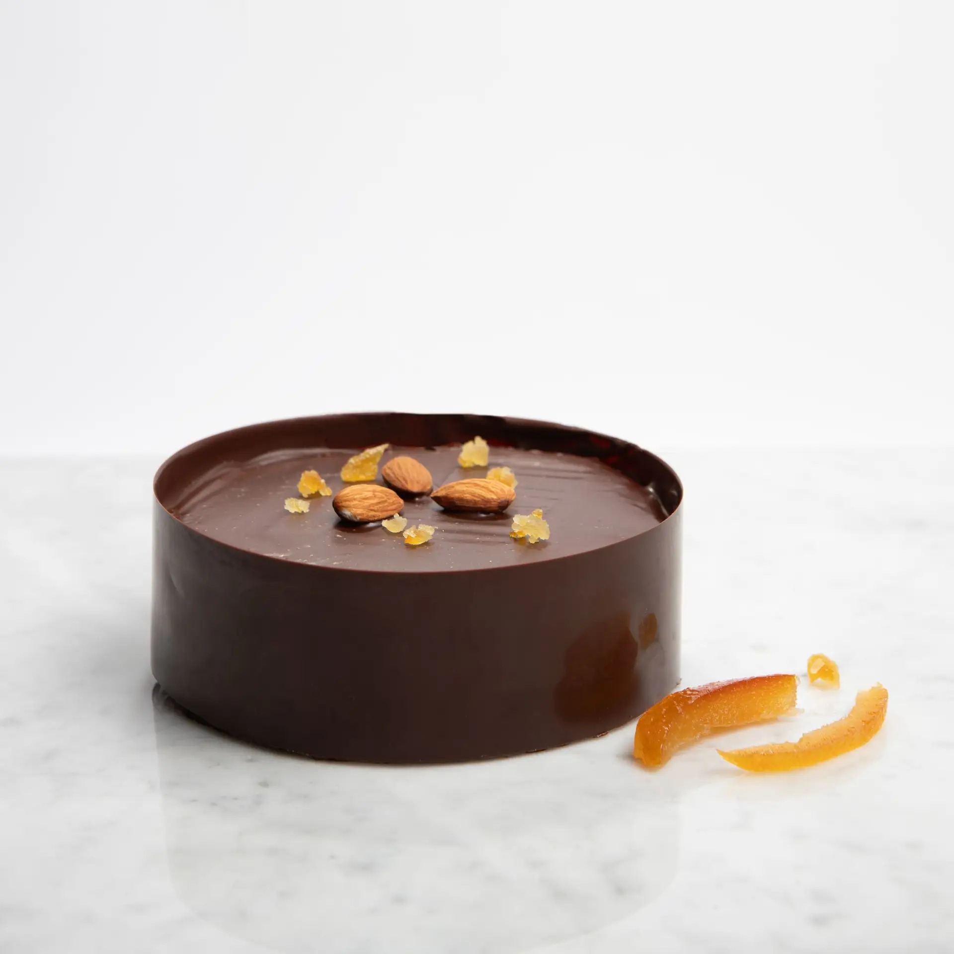 Torta de mazapán, ganache de chocolate y naranjitas. Elegante y delicada
