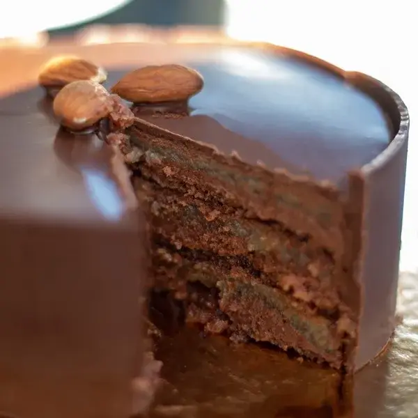 Torta de mazapán, ganache de chocolate y naranjitas confitadas.