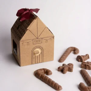 Linda casa de navidad con bastones y figuritas de chocolate de leche