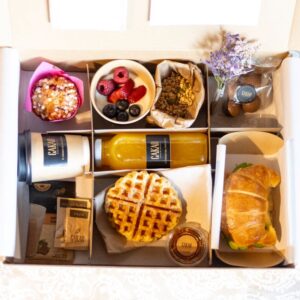 Caja desayuno croissant palta fileteada y salmón ahumado
